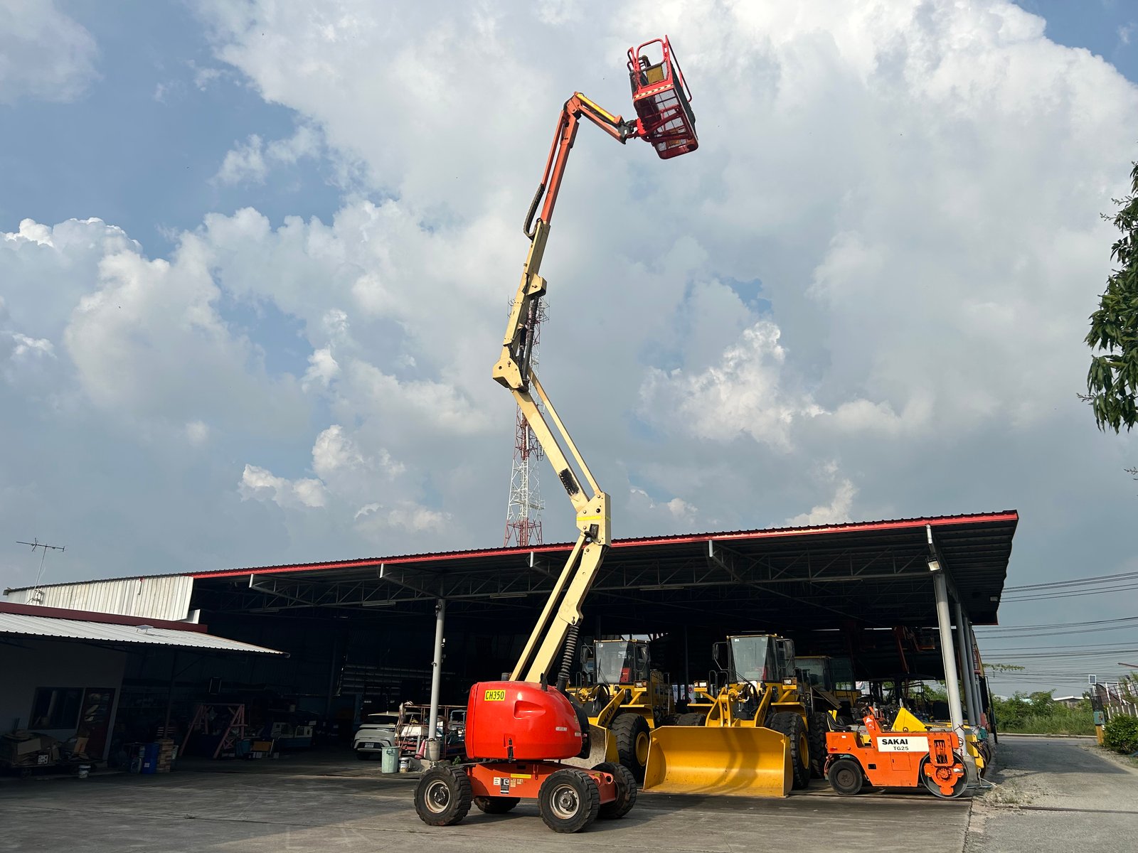 ขายรถกระเช้าบูม JLG 450AJ ความสูง 13.7 เมตร รถเก่านอก ติดต่อ Line jiraroj2909