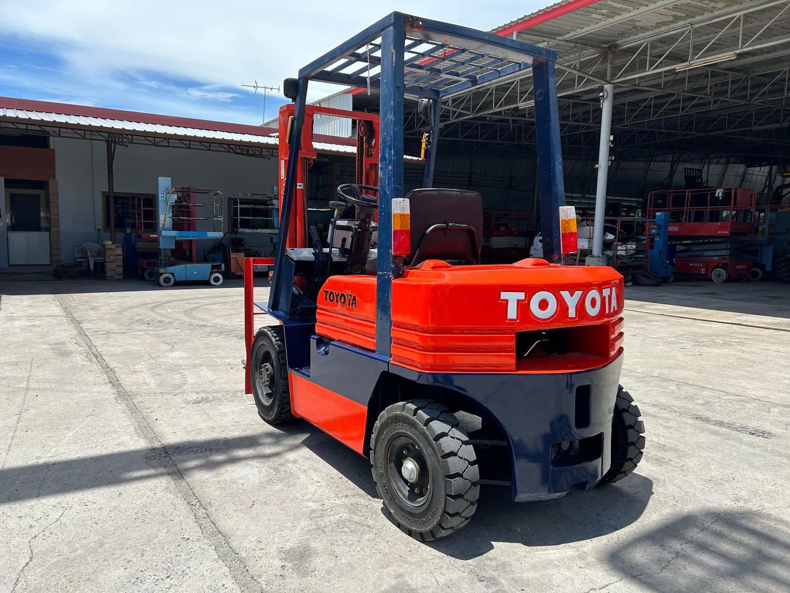 รถฟอร์คลิฟท์ TOYOTA 5FD25 ยก 2.5 ตัน ยกสูง 3เมตร รถเก่านอกนำเข้า ติดต่อ Line jiraroj2909