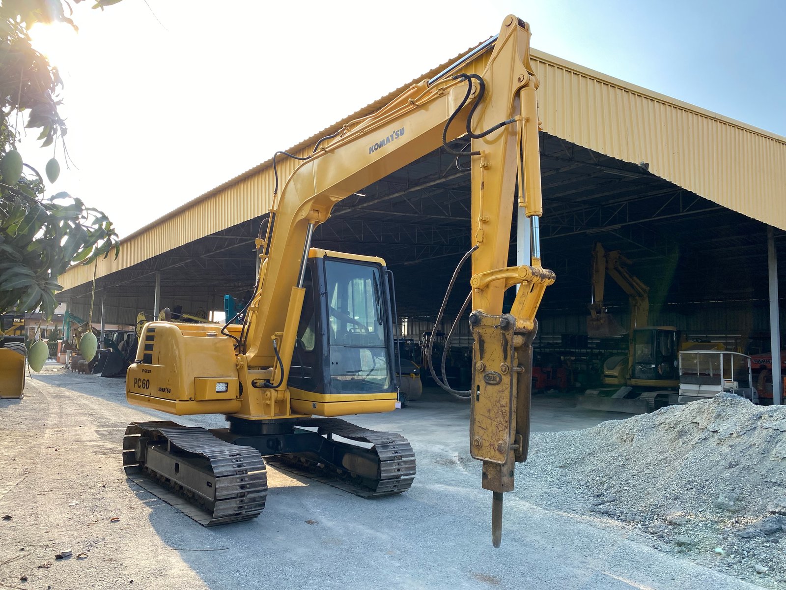 รถแบคโฮ KOMATSU PC60-7 ขนาด 6ตัน มีหัวกระแทกและบุ้งกี๋ ติดต่อ Line: jiraroj2909 รถแบคโฮ KOMATSU PC60-7 ขนาด 6ตัน มีหัวกระแทกและบุ้งกี๋ ติดต่อ Line: jiraroj2909