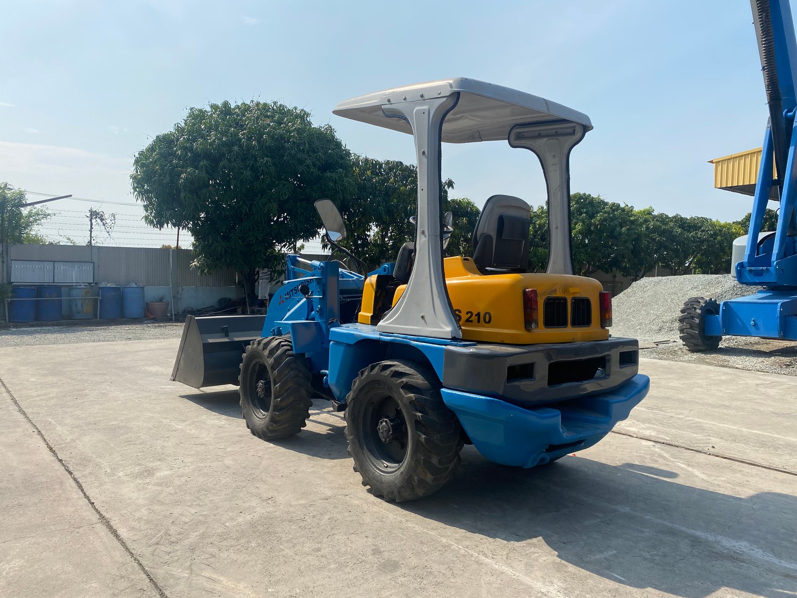 รถตักล้อยาง MITSUBISHI WS210 เทียบเท่า WA30 บุ้งกี๋ 0.7 คิว รถเก่านอกนำเข้า ติดต่อ Line jiraroj2909