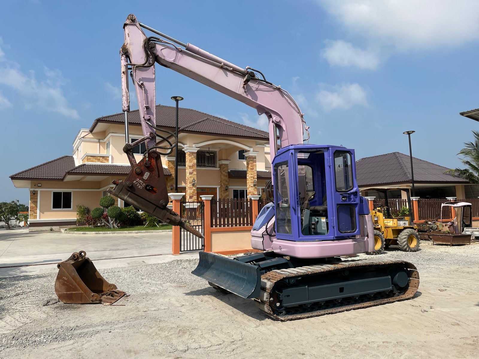รถแบคโฮ SUMITOMO SH75U-2  ขนาด 7.5ตัน  มีหัวกระแทกและบุ้งกี๋ รถเก่านอกนำเข้า  ติดต่อ  Line jiraroj2909