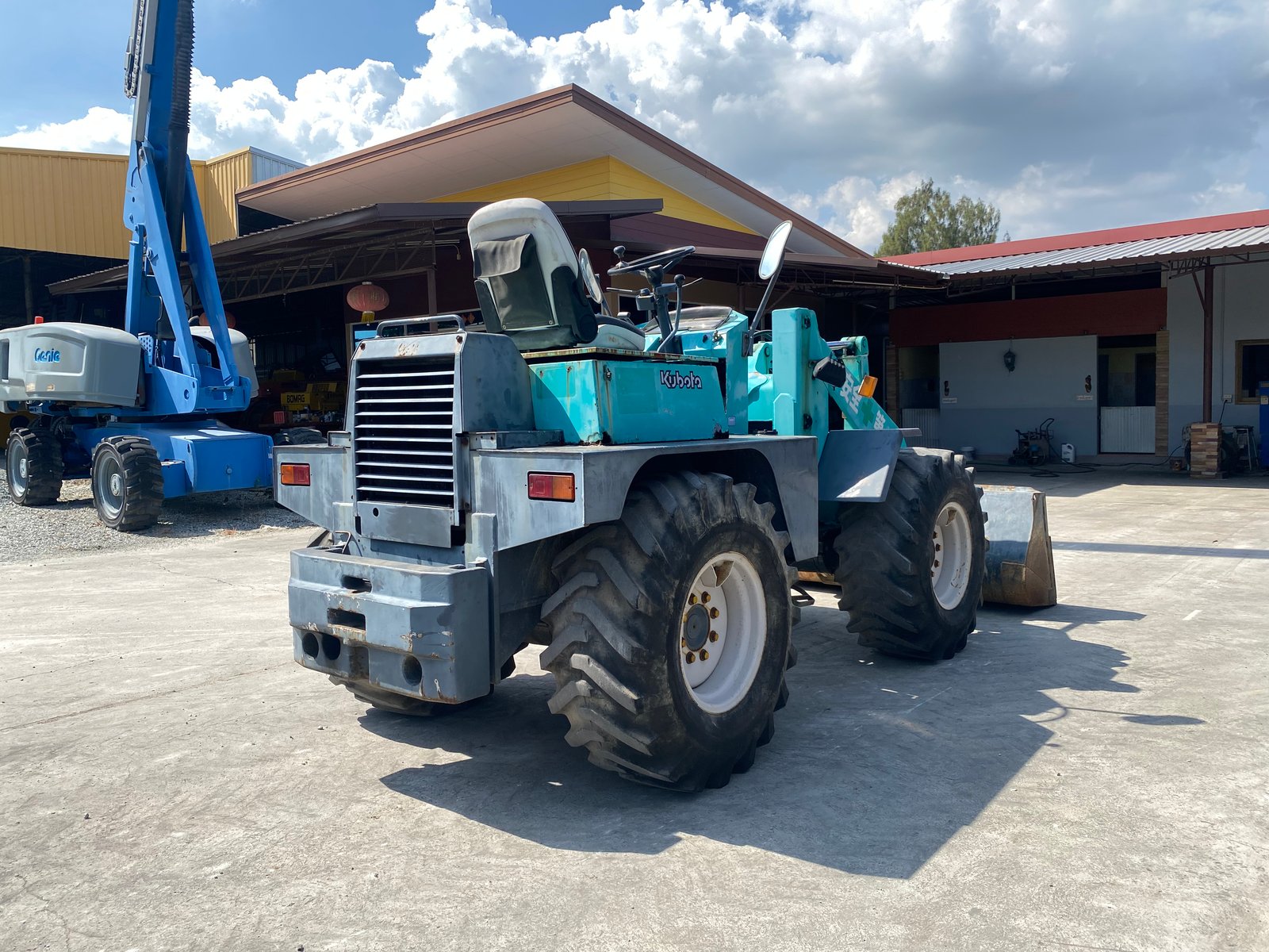 รถตักล้อยาง KUBOTA RA500 บุ้งกี๋ 0.6คิว ยกสูง 3.2 เมตร ติดต่อ Line jiraroj2909