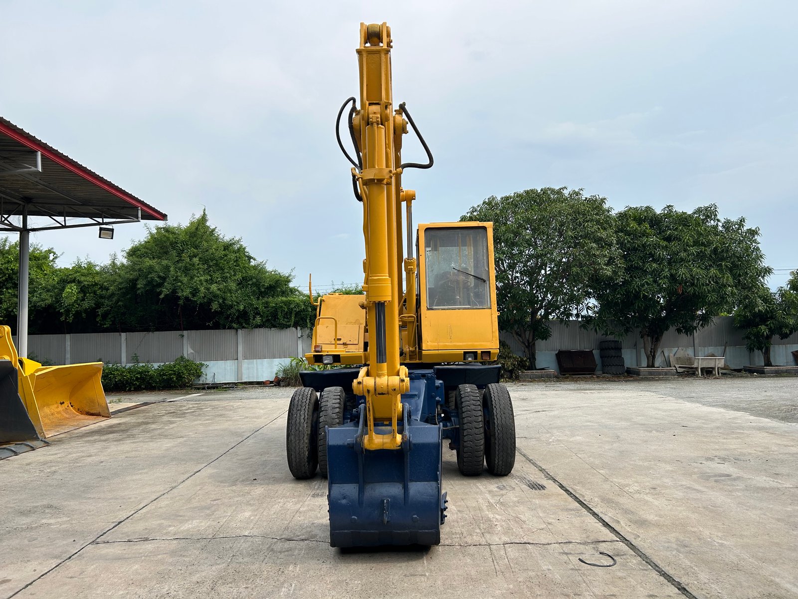 รถแบคโฮล้อยาง KOMATSU PW100-3 ขนาด 10 ตัน ติดต่อ Line jiraroj2909