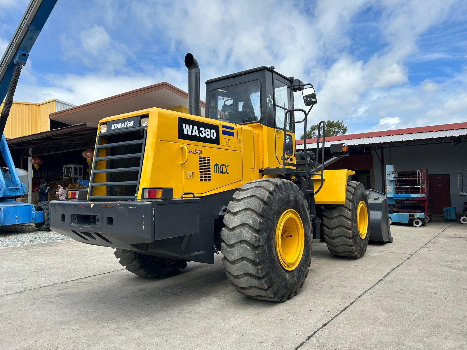 รถตักล้อยาง KOMATSU WA380-3 บุ้งกี๋ 3 คิว ยกสูง 3.9 ม. รถเก่านอกนำเข้า ติดต่อ Line jiraroj2909