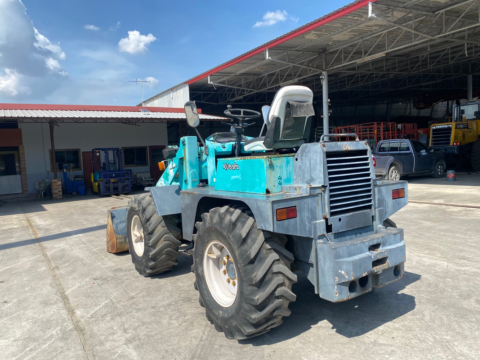 รถตักล้อยาง KUBOTA RA500 บุ้งกี๋ 0.6คิว ยกสูง 3.2 เมตร ติดต่อ Line jiraroj2909