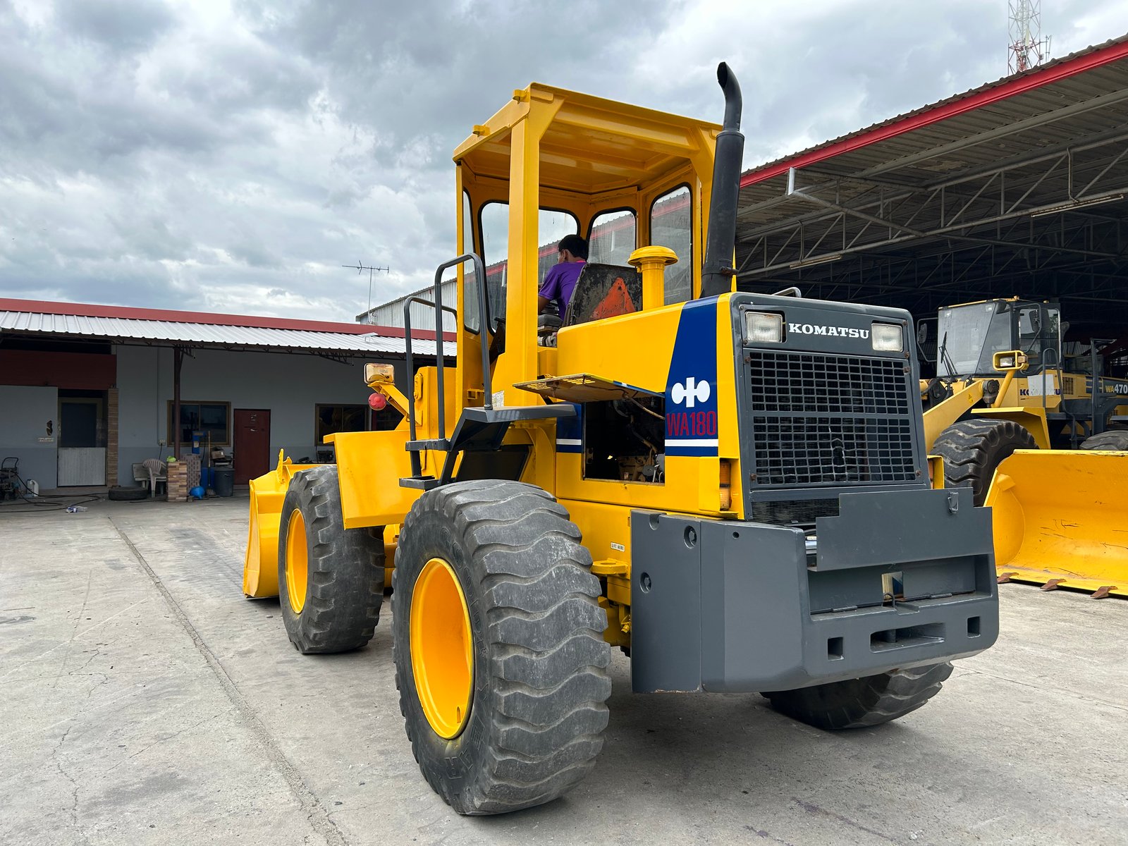 รถตักล้อยาง KOMATSU WA180 บุ้งกี๋ 1.6 คิว ยกสูง 3.3 ม. รถเก่านอกนำเข้า ติดต่อ Line jiraroj2909