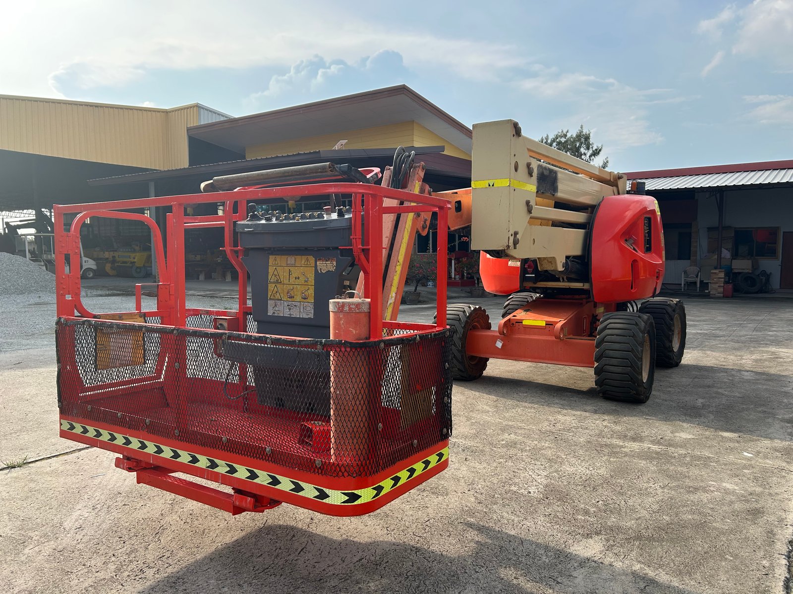 ขายรถกระเช้าบูม JLG 450AJ ความสูง 13.7 เมตร รถเก่านอก ติดต่อ Line jiraroj2909