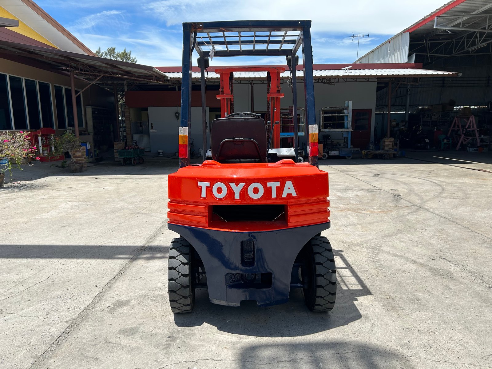 รถฟอร์คลิฟท์ TOYOTA 5FD25 ยก 2.5 ตัน ยกสูง 3เมตร รถเก่านอกนำเข้า ติดต่อ Line jiraroj2909