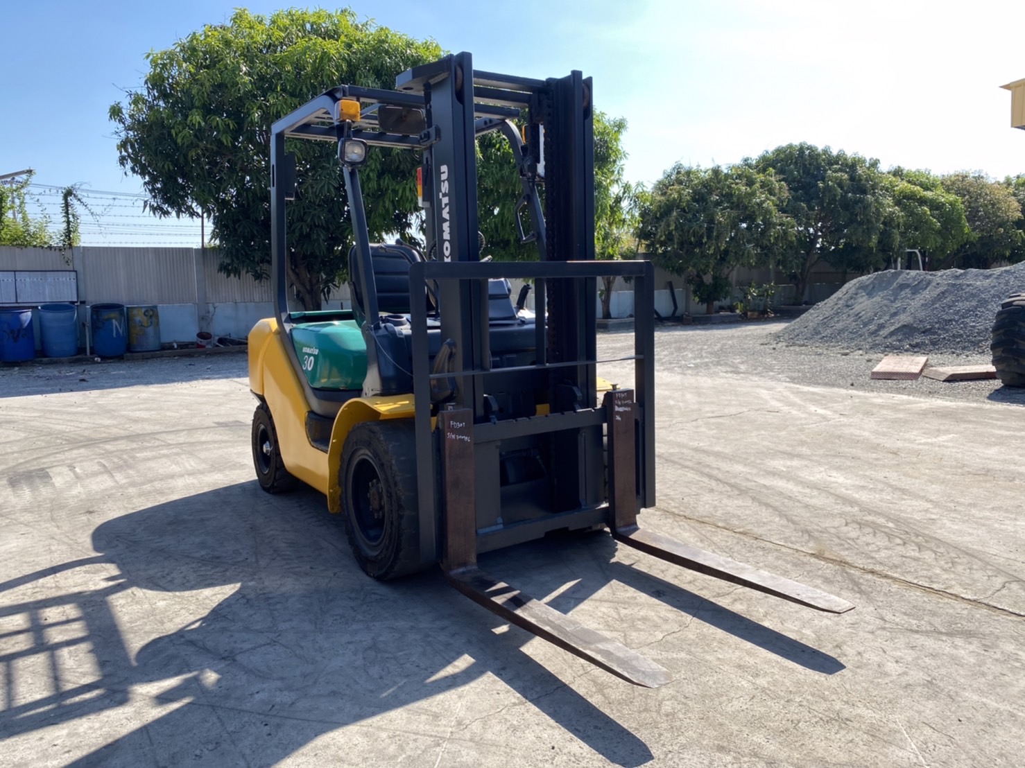 โฟล์คลิฟท์ KOMATSU FD30T-16 รถโฟล์คลิฟท์ 3ตัน ยกสูง3เมตร ติดต่อ Line jiraroj2909