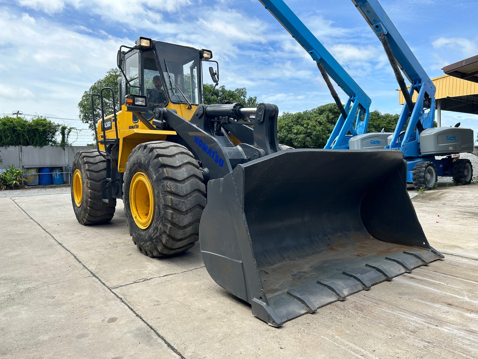 รถตักล้อยาง KOMATSU WA380-3 บุ้งกี๋ 3 คิว ยกสูง 3.9 ม. รถเก่านอกนำเข้า ติดต่อ Line jiraroj2909