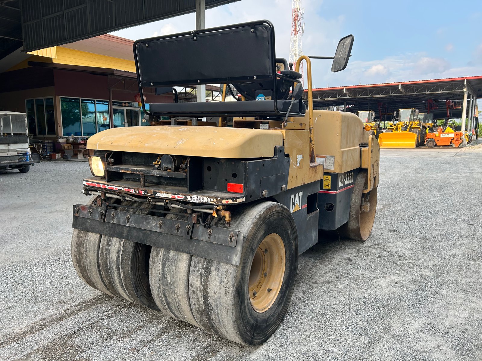 รถบดล้อหน้าเหล็กล้อหลังยาง CAT CB-335D ขนาด 4 ตัน รถเก่านอกนำเข้า ติดต่อ Line jiraroj2909