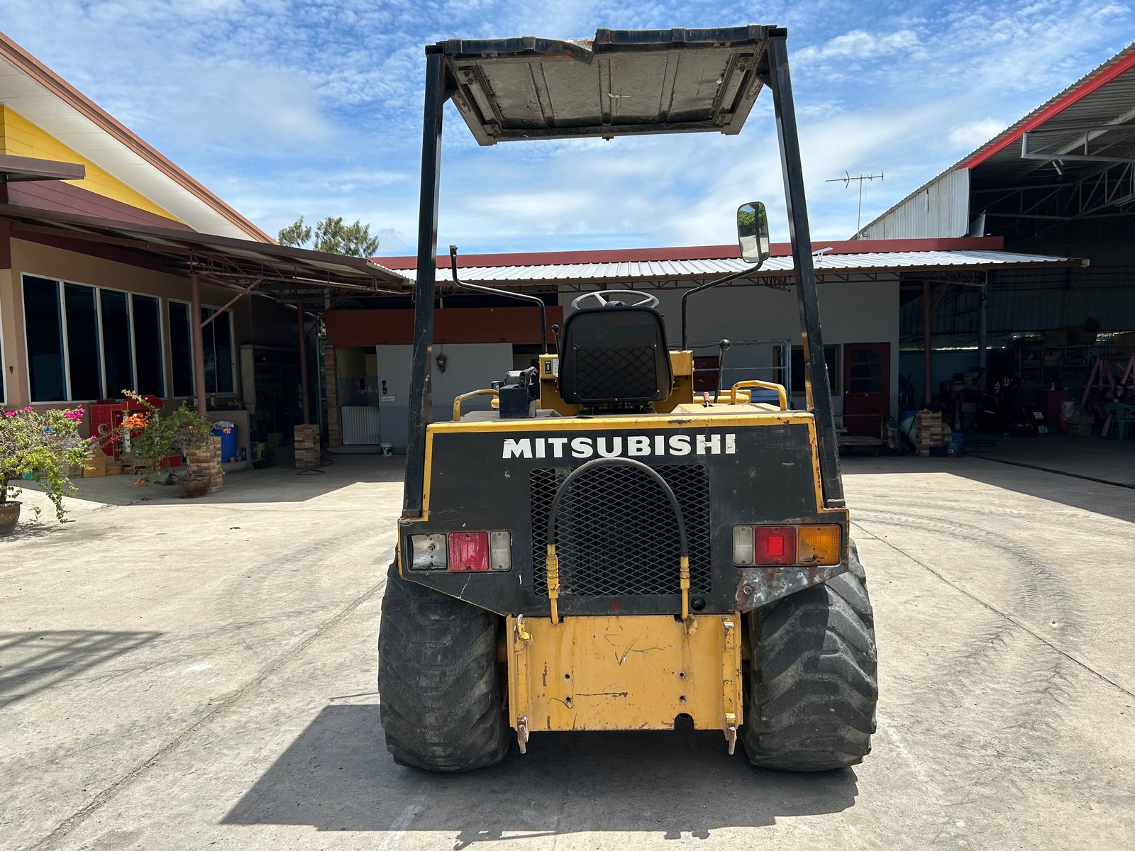รถตักล้อยาง MITSUBISHI WS300A บุ้งกี๋ 0.5 คิว ยกสูง 3 เมตร รถเก่านอกนำเข้า ติดต่อ Line jiraroj2909
