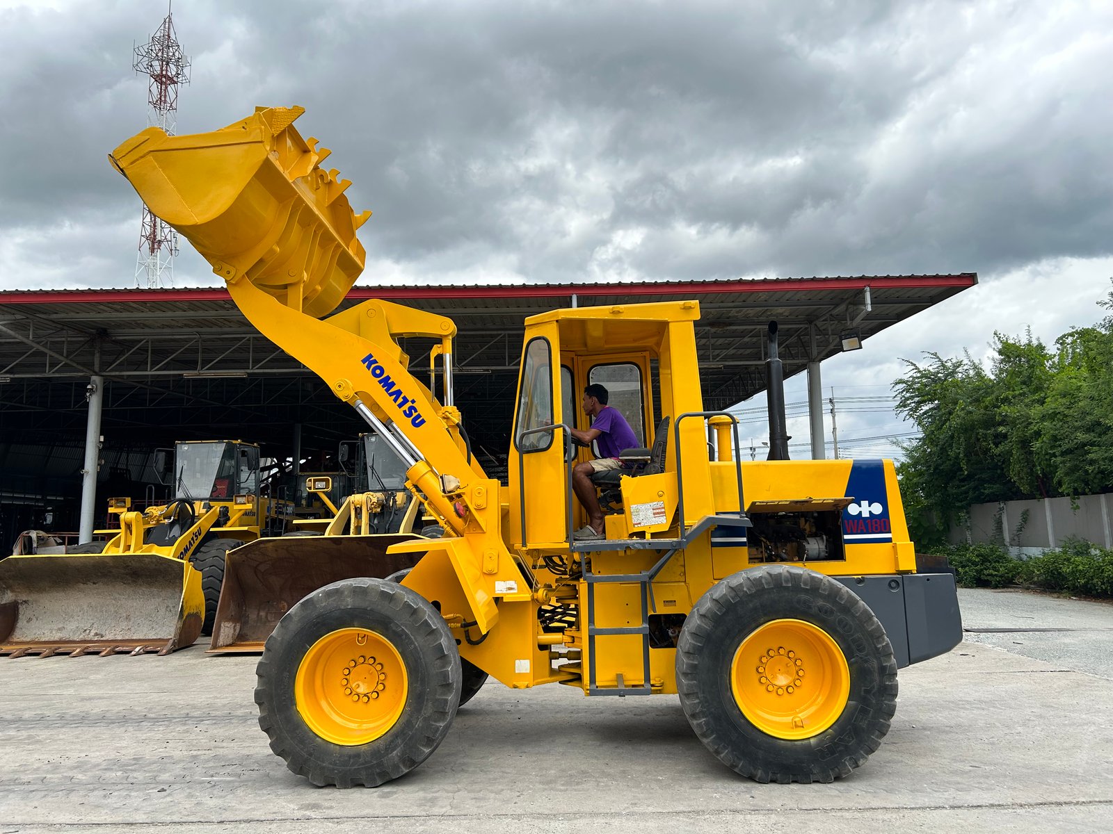 รถตักล้อยาง KOMATSU WA180 บุ้งกี๋ 1.6 คิว ยกสูง 3.3 ม. รถเก่านอกนำเข้า ติดต่อ Line jiraroj2909