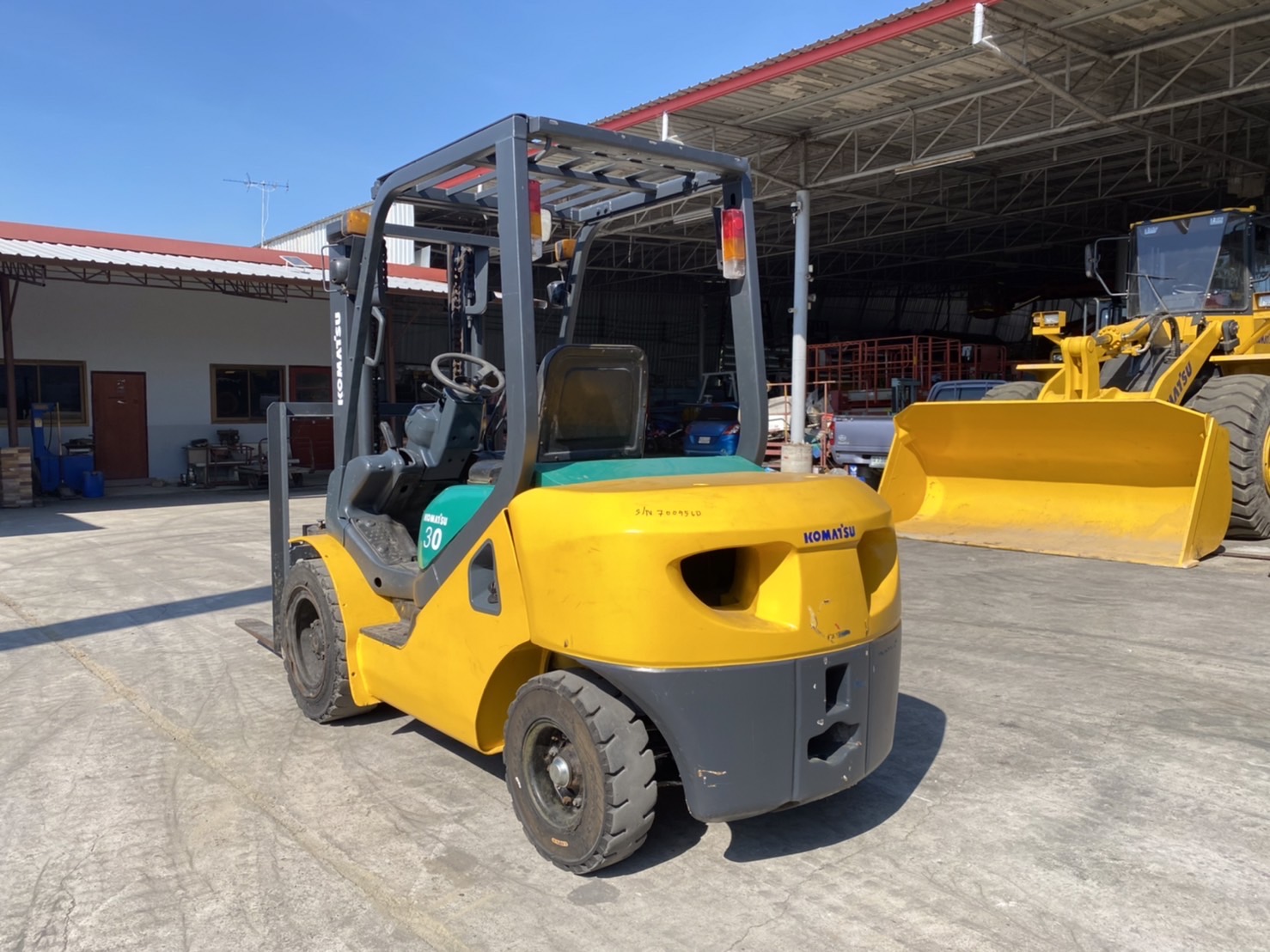 โฟล์คลิฟท์ KOMATSU FD30T-16 รถโฟล์คลิฟท์ 3ตัน ยกสูง3เมตร ติดต่อ Line jiraroj2909