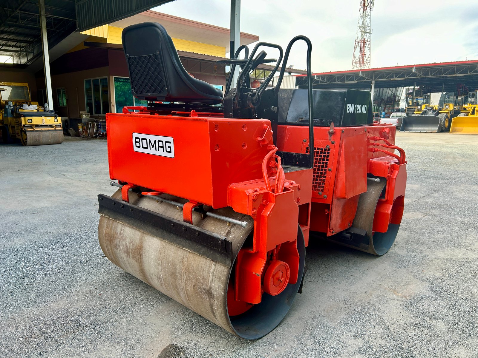 รถบดสั่นสะเทือน BOMAG BW120AD ขนาด 3 ตัน รถเก่านอกนำเข้า ติดต่อ Line jiraroj2909