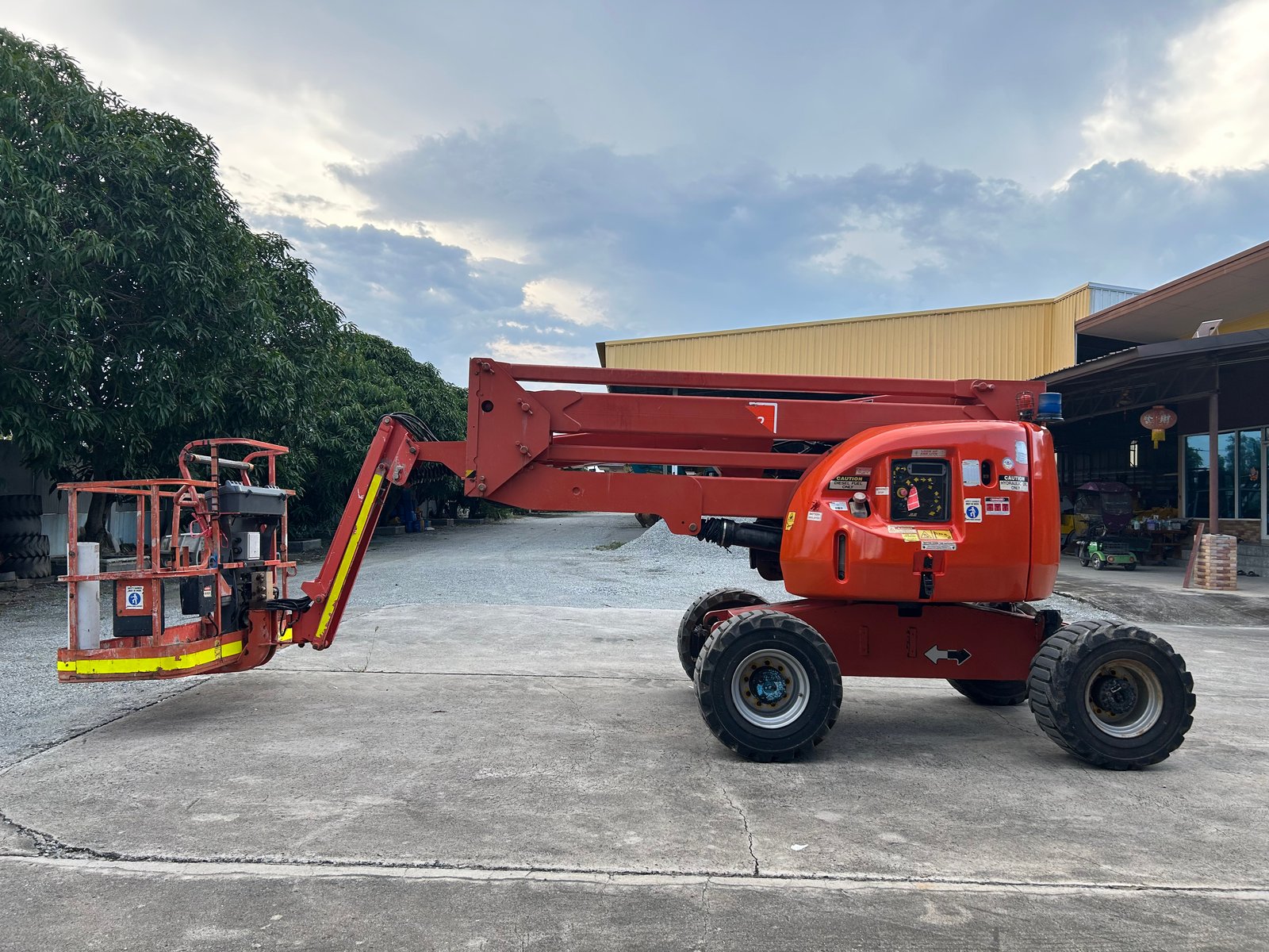 ขายรถกระเช้าบูม JLG รุ่น 450AJ ความสูง 13.7 เมตร รถเก่านอก ติดต่อ Line jiraroj2909