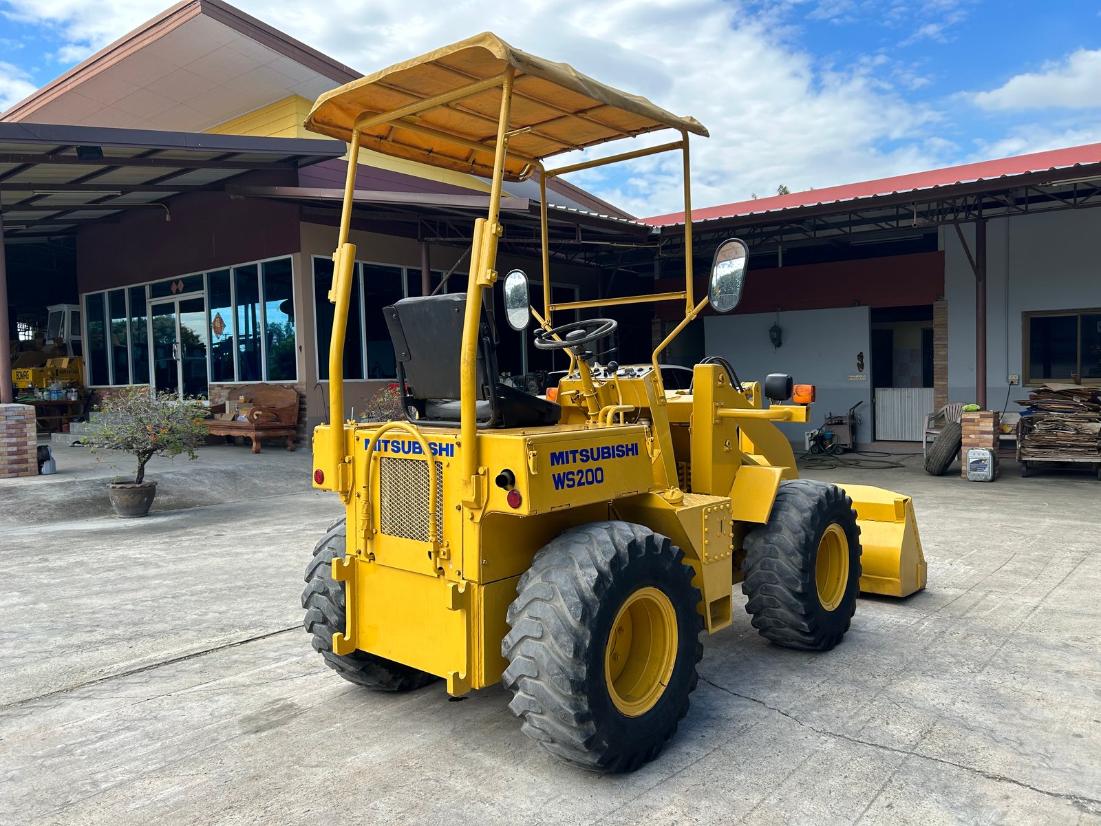 รถตักล้อยาง MITSUBISHI WS200 บุ้งกี๋ 0.3 คิว รถเก่านอกนำเข้า ติดต่อ Line jiraroj2909