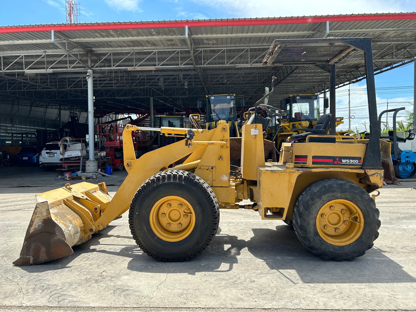 รถตักล้อยาง MITSUBISHI WS300A บุ้งกี๋ 0.5 คิว ยกสูง 3 เมตร รถเก่านอกนำเข้า ติดต่อ Line jiraroj2909