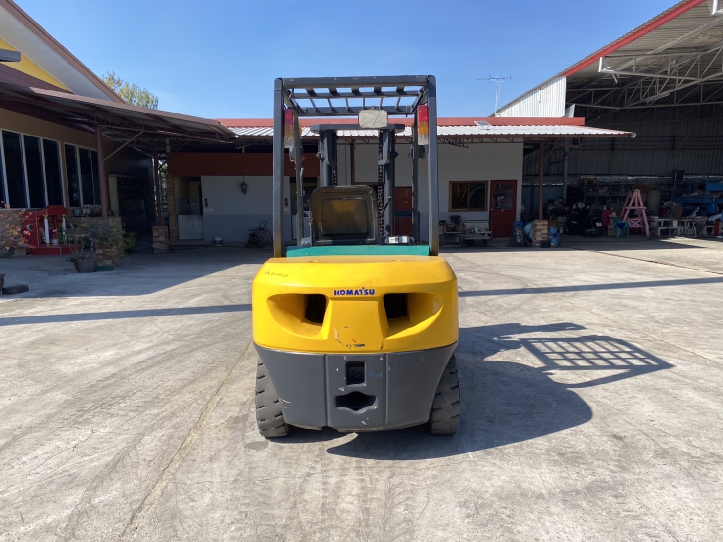 โฟล์คลิฟท์ KOMATSU FD30T-16 รถโฟล์คลิฟท์ 3ตัน ยกสูง3เมตร ติดต่อ Line jiraroj2909