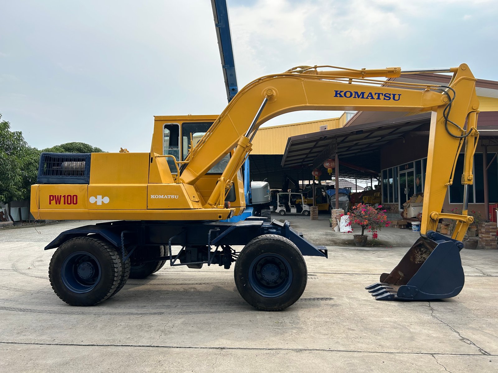 รถแบคโฮล้อยาง KOMATSU PW100-3 ขนาด 10 ตัน ติดต่อ Line jiraroj2909