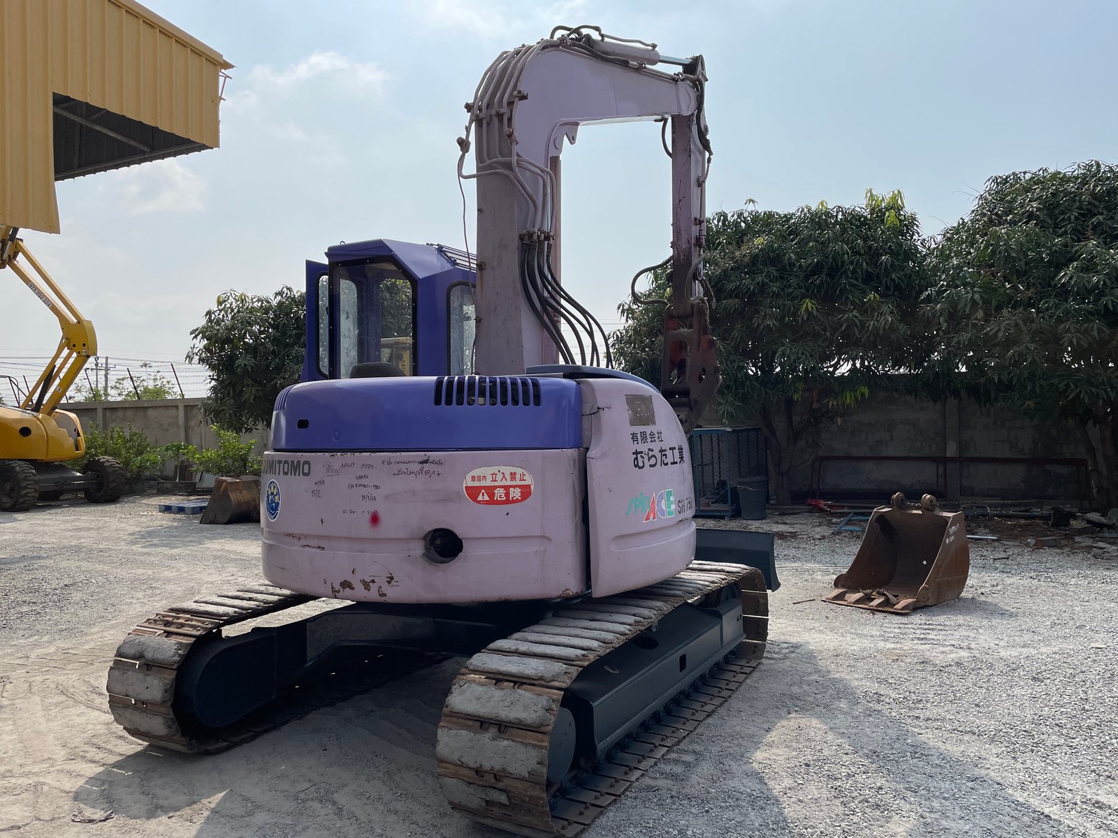 รถแบคโฮ SUMITOMO SH75U-2  ขนาด 7.5ตัน  มีหัวกระแทกและบุ้งกี๋ รถเก่านอกนำเข้า  ติดต่อ  Line jiraroj2909