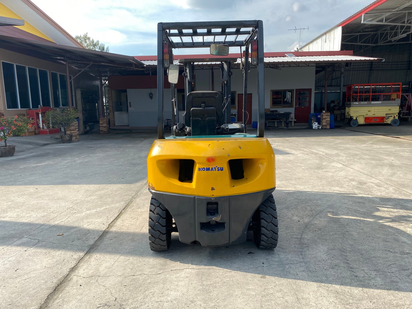 รถฟอร์คลิฟท์ KOMATSU FD20T-16 ยก 2ตัน ยกสูง 3เมตร ติดต่อ Line jiraroj2909