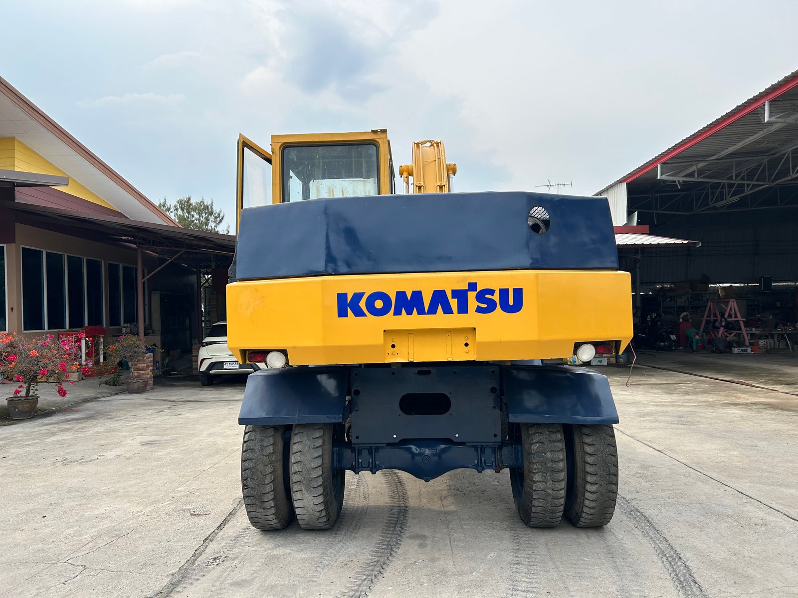รถแบคโฮล้อยาง KOMATSU PW100-3 ขนาด 10 ตัน ติดต่อ Line jiraroj2909