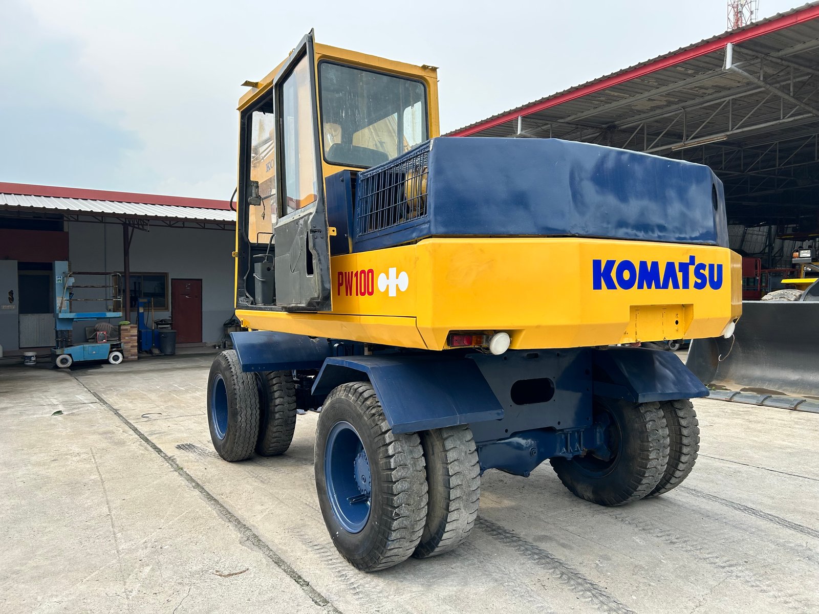 รถแบคโฮล้อยาง KOMATSU PW100-3 ขนาด 10 ตัน ติดต่อ Line jiraroj2909