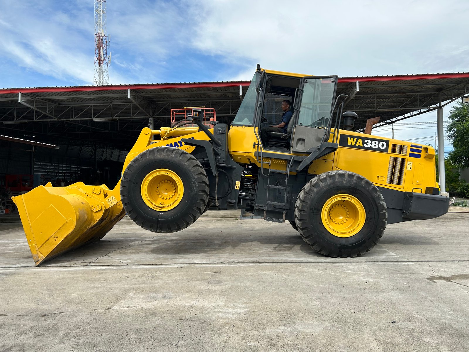 รถตักล้อยาง KOMATSU WA380-6 บุ้งกี๋ 3.3 คิว รถเก่านอกนำเข้า ติดต่อ Line jiraroj2909 รถตักล้อยาง KOMATSU WA380-6 บุ้งกี๋ 3.3 คิว รถเก่านอกนำเข้า ติดต่อ Line jiraroj2909