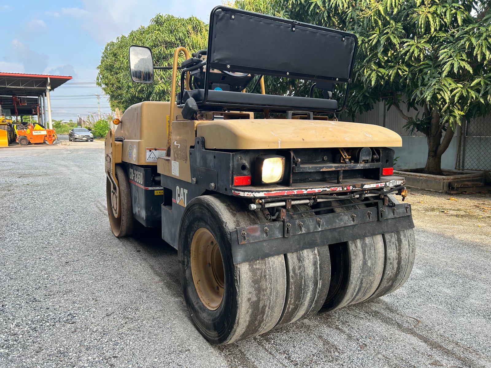รถบดล้อหน้าเหล็กล้อหลังยาง CAT CB-335D ขนาด 4 ตัน รถเก่านอกนำเข้า ติดต่อ Line jiraroj2909