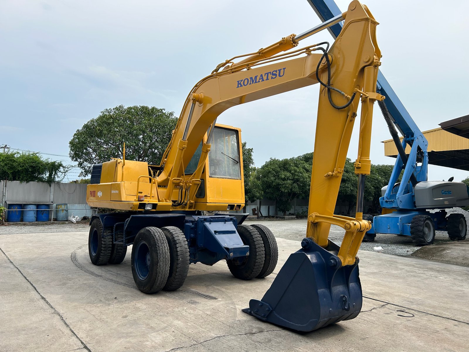 รถแบคโฮล้อยาง KOMATSU PW100-3 ขนาด 10 ตัน ติดต่อ Line jiraroj2909