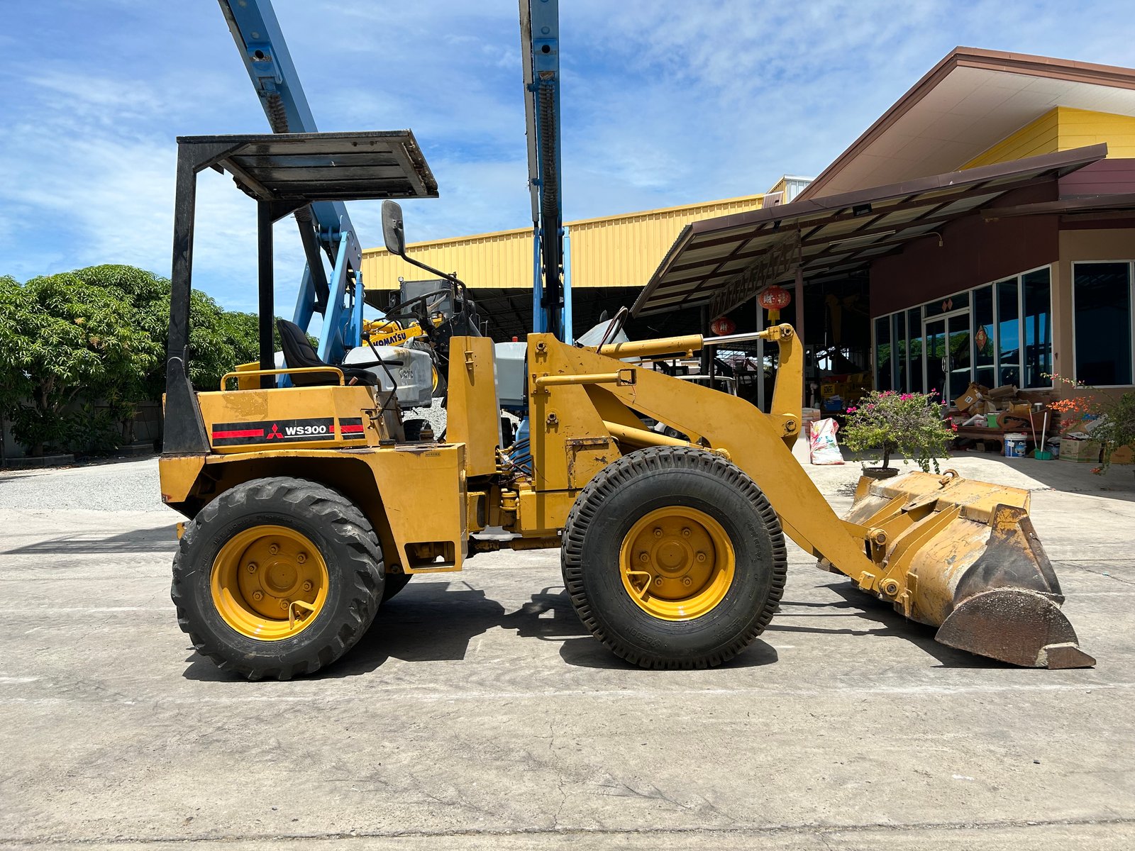 รถตักล้อยาง MITSUBISHI WS300A บุ้งกี๋ 0.5 คิว ยกสูง 3 เมตร รถเก่านอกนำเข้า ติดต่อ Line jiraroj2909