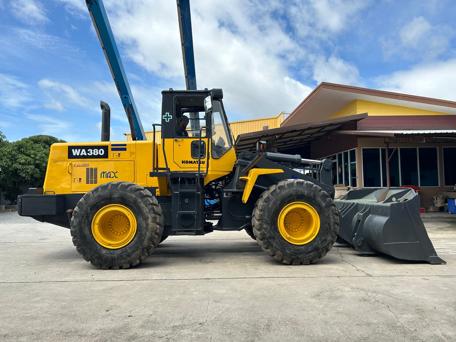 รถตักล้อยาง KOMATSU WA380-3 บุ้งกี๋ 3 คิว ยกสูง 3.9 ม. รถเก่านอกนำเข้า ติดต่อ Line jiraroj2909