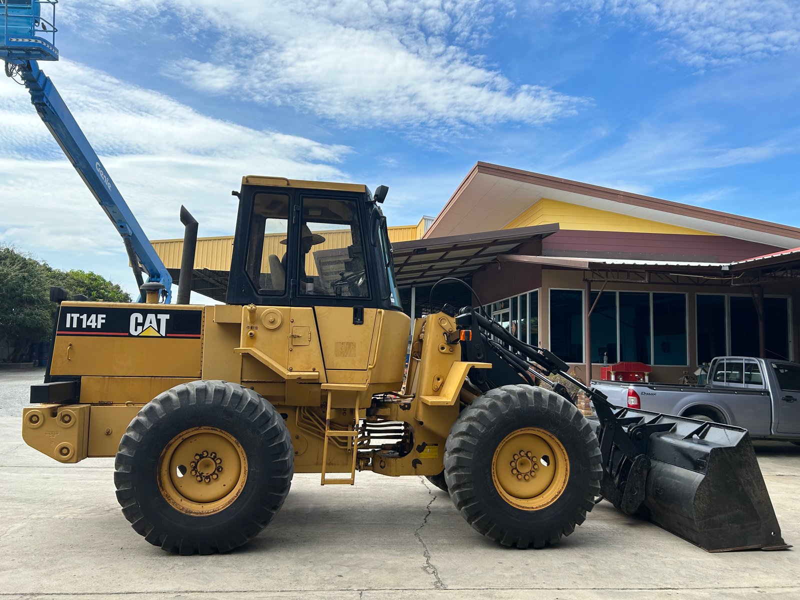 รถตักล้อยาง CAT IT14F บุ้งกี๋ 1.4 คิว ยกสูง 3.6 ม. คอนโทรลเดี่ยว รถเก่านอกนำเข้า ติดต่อ Line jiraroj
