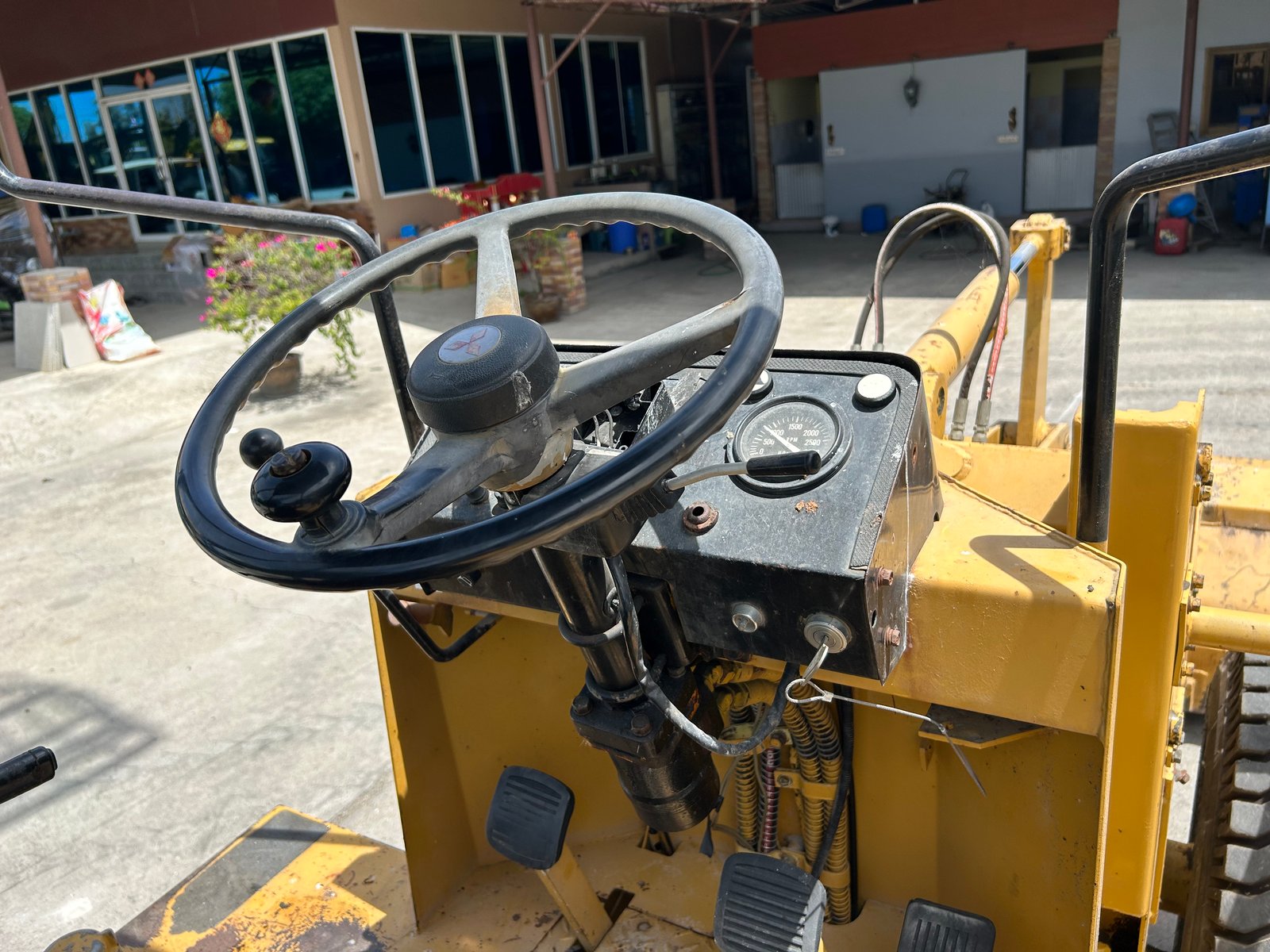 รถตักล้อยาง MITSUBISHI WS300A บุ้งกี๋ 0.5 คิว ยกสูง 3 เมตร รถเก่านอกนำเข้า ติดต่อ Line jiraroj2909