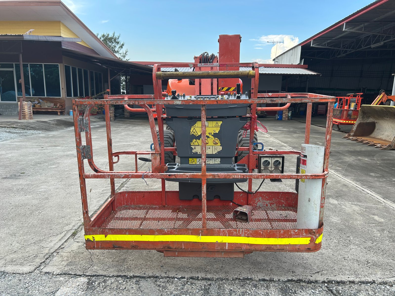 ขายรถกระเช้าบูม JLG รุ่น 450AJ ความสูง 13.7 เมตร รถเก่านอก ติดต่อ Line jiraroj2909