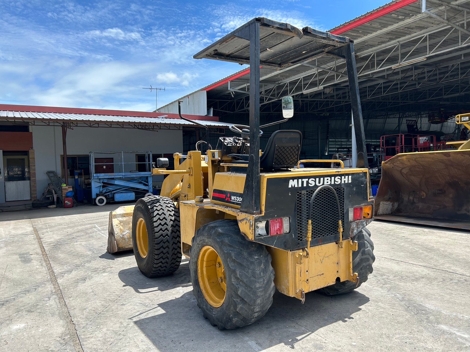 รถตักล้อยาง MITSUBISHI WS300A บุ้งกี๋ 0.5 คิว ยกสูง 3 เมตร รถเก่านอกนำเข้า ติดต่อ Line jiraroj2909