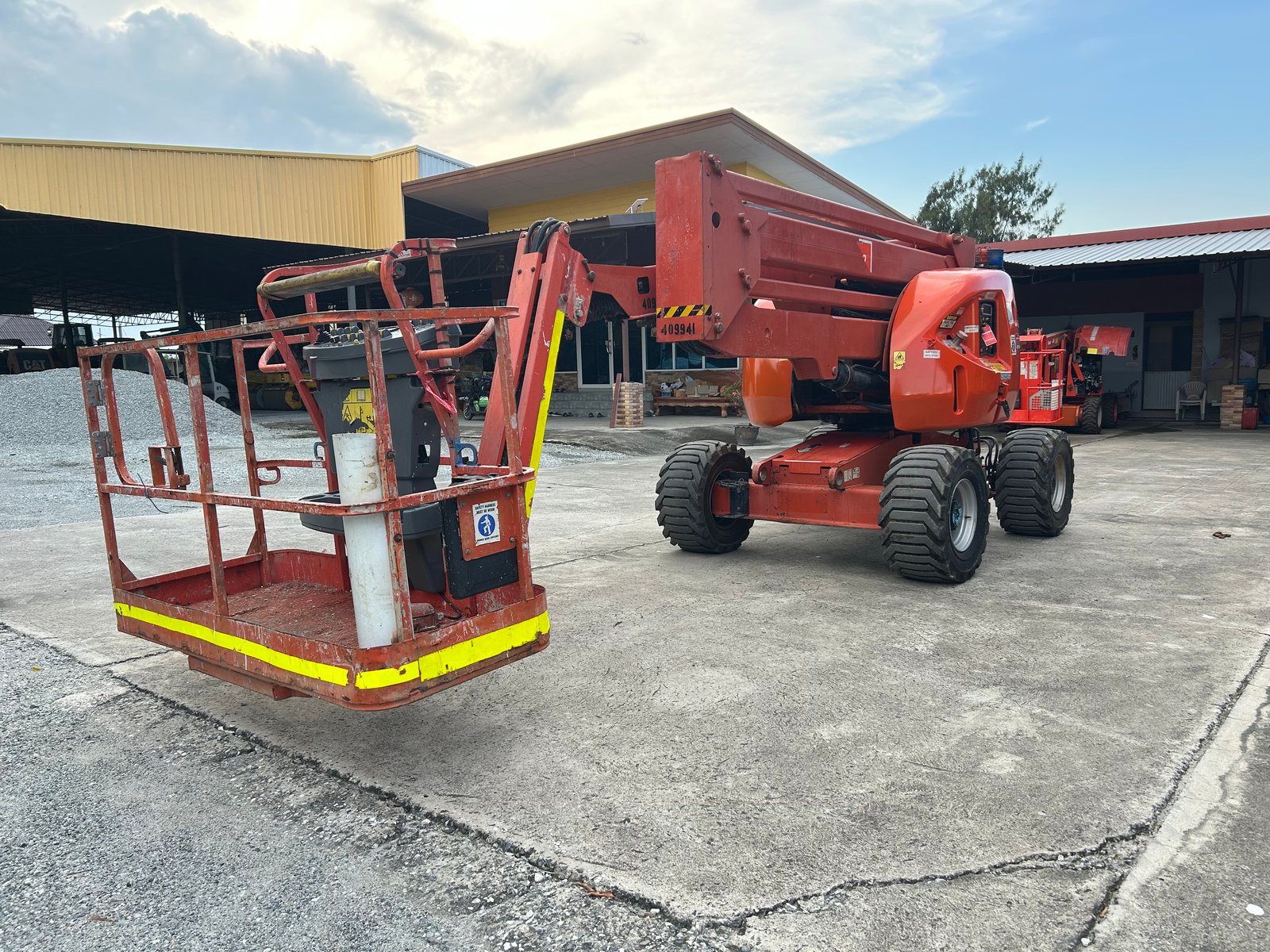 ขายรถกระเช้าบูม JLG รุ่น 450AJ ความสูง 13.7 เมตร รถเก่านอก ติดต่อ Line jiraroj2909