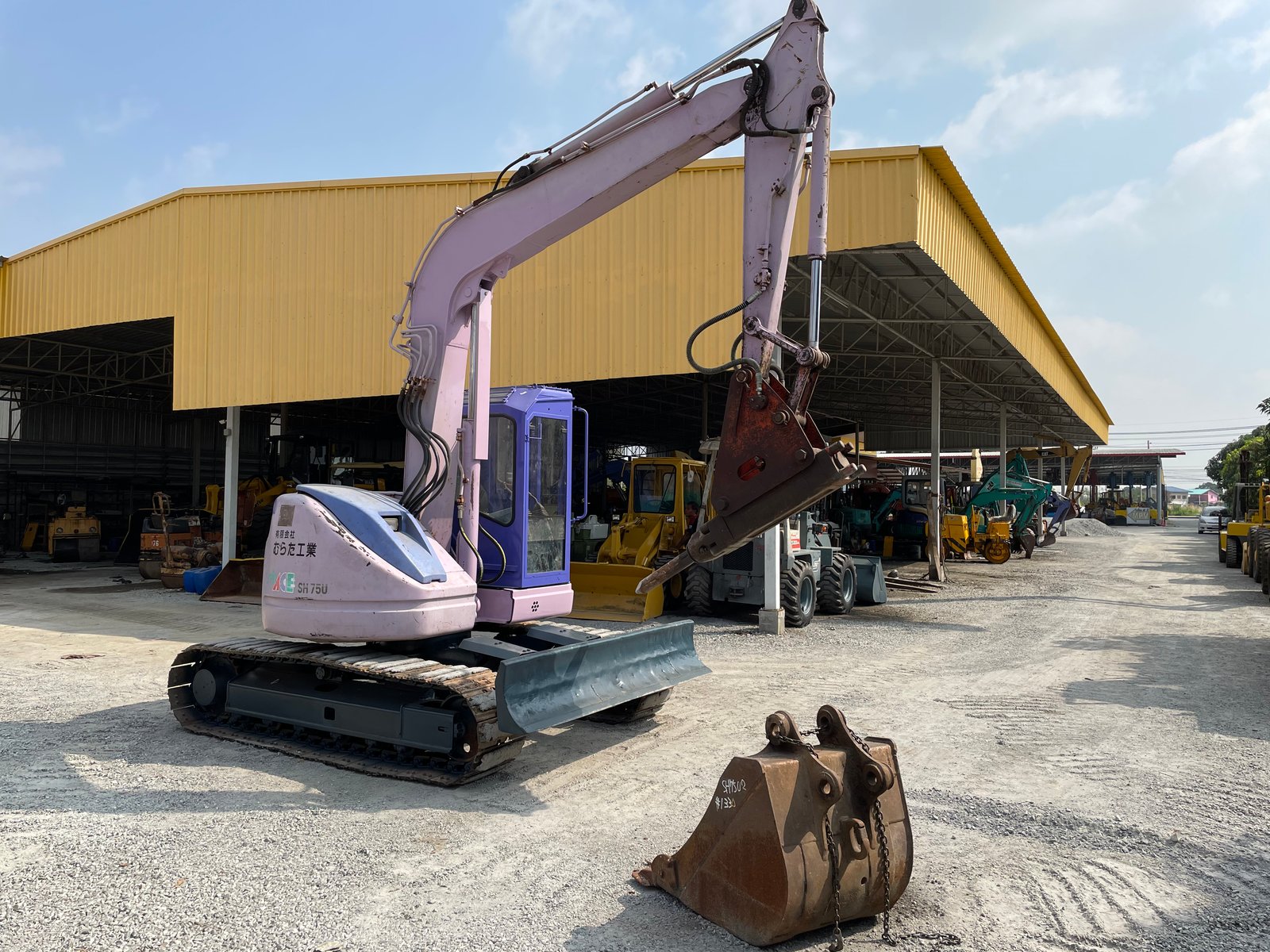 รถแบคโฮ SUMITOMO SH75U-2  ขนาด 7.5ตัน  มีหัวกระแทกและบุ้งกี๋ รถเก่านอกนำเข้า  ติดต่อ  Line jiraroj2909