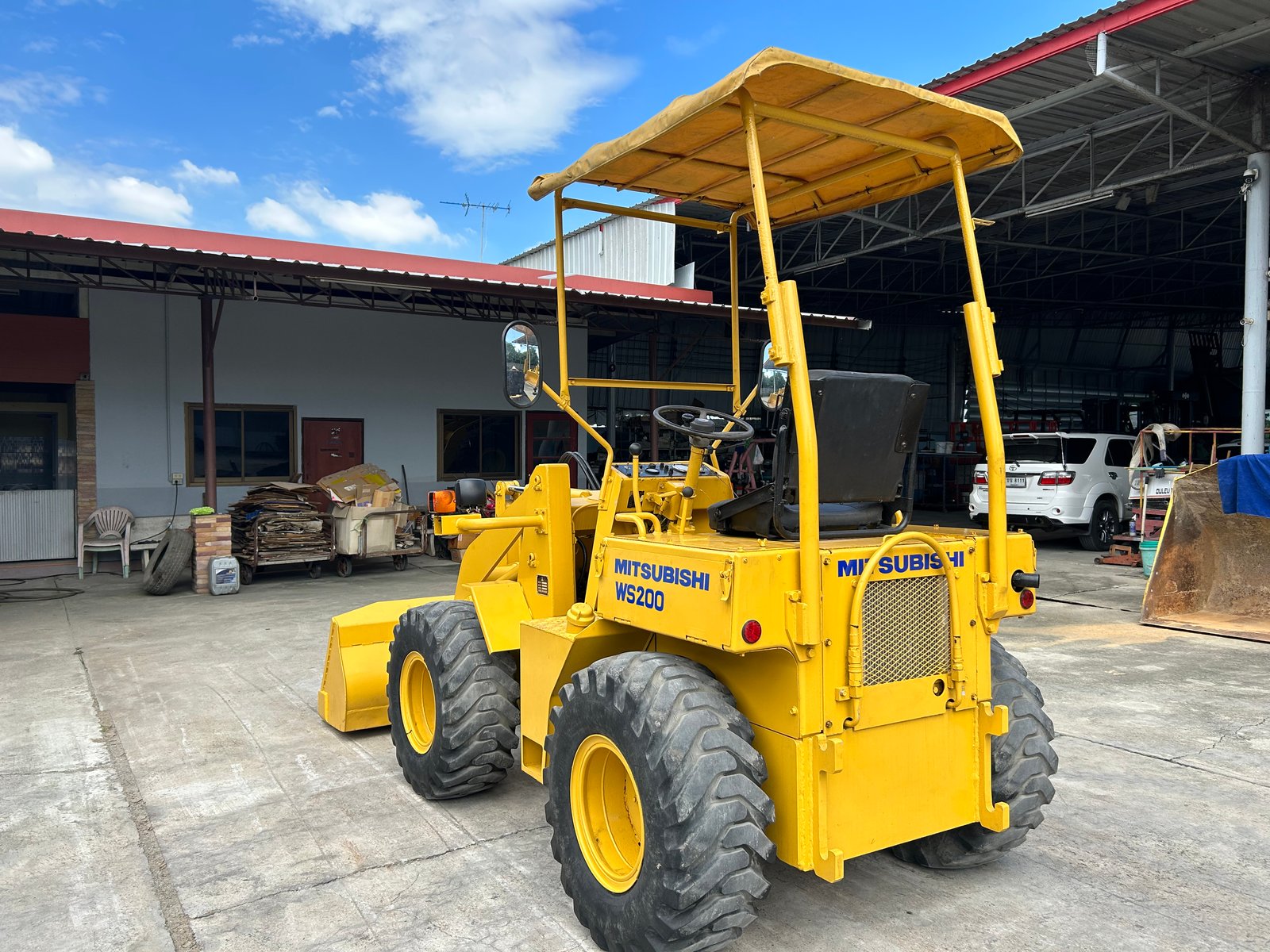 รถตักล้อยาง MITSUBISHI WS200 บุ้งกี๋ 0.3 คิว รถเก่านอกนำเข้า ติดต่อ Line jiraroj2909