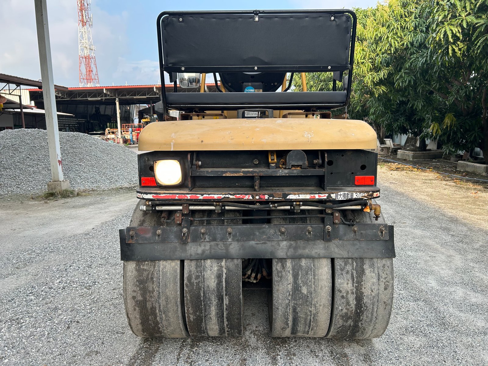 รถบดล้อหน้าเหล็กล้อหลังยาง CAT CB-335D ขนาด 4 ตัน รถเก่านอกนำเข้า ติดต่อ Line jiraroj2909