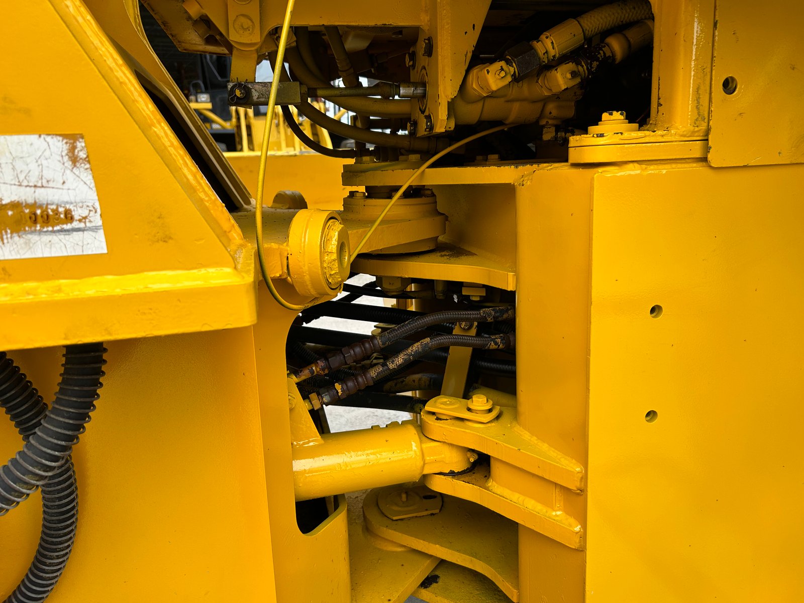 รถตักล้อยาง KOMATSU WA180 บุ้งกี๋ 1.6 คิว ยกสูง 3.3 ม. รถเก่านอกนำเข้า ติดต่อ Line jiraroj2909