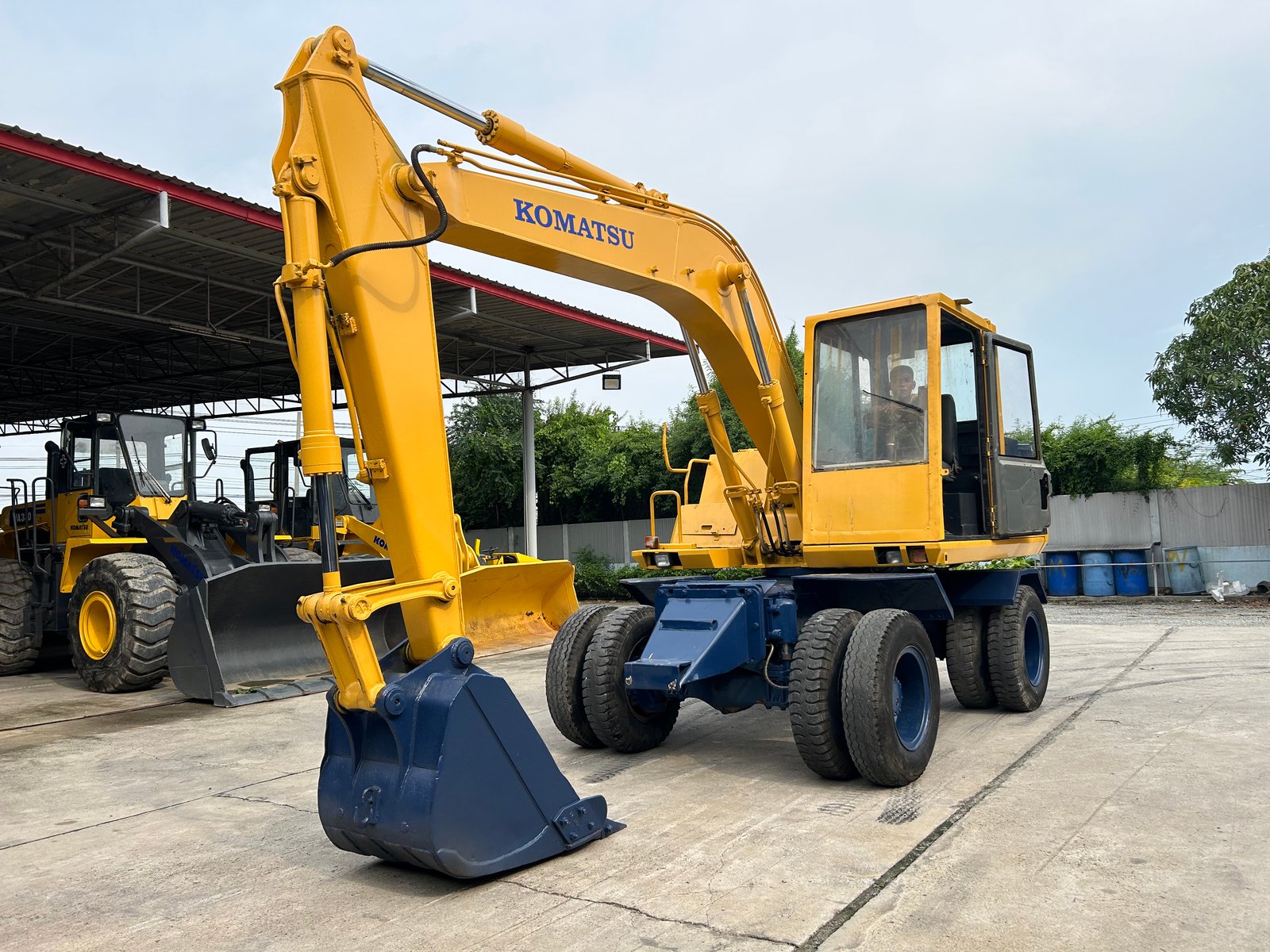 รถแบคโฮล้อยาง KOMATSU PW100-3 ขนาด 10 ตัน ติดต่อ Line jiraroj2909