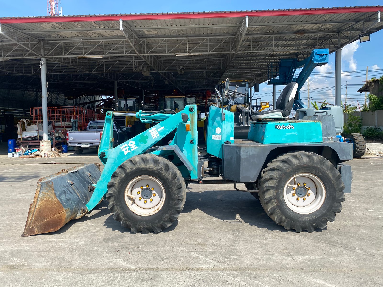 รถตักล้อยาง KUBOTA RA500 บุ้งกี๋ 0.6คิว ยกสูง 3.2 เมตร ติดต่อ Line jiraroj2909 รถตักล้อยาง KUBOTA RA500 บุ้งกี๋ 0.6คิว ยกสูง 3.2 เมตร ติดต่อ Line jiraroj2909