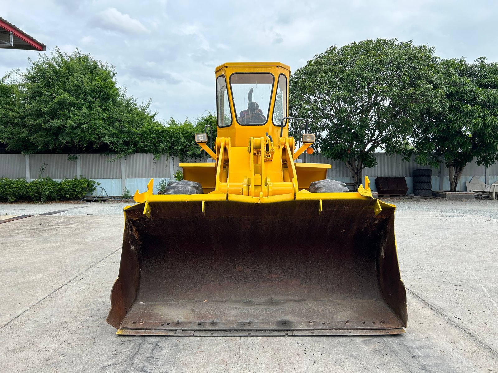 รถตักล้อยาง KOMATSU WA180 บุ้งกี๋ 1.6 คิว ยกสูง 3.3 ม. รถเก่านอกนำเข้า ติดต่อ Line jiraroj2909