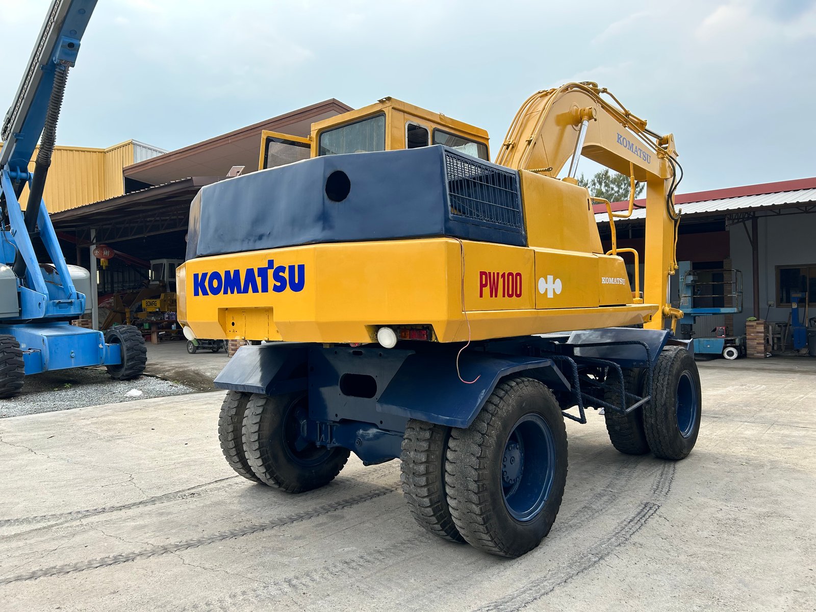 รถแบคโฮล้อยาง KOMATSU PW100-3 ขนาด 10 ตัน ติดต่อ Line jiraroj2909