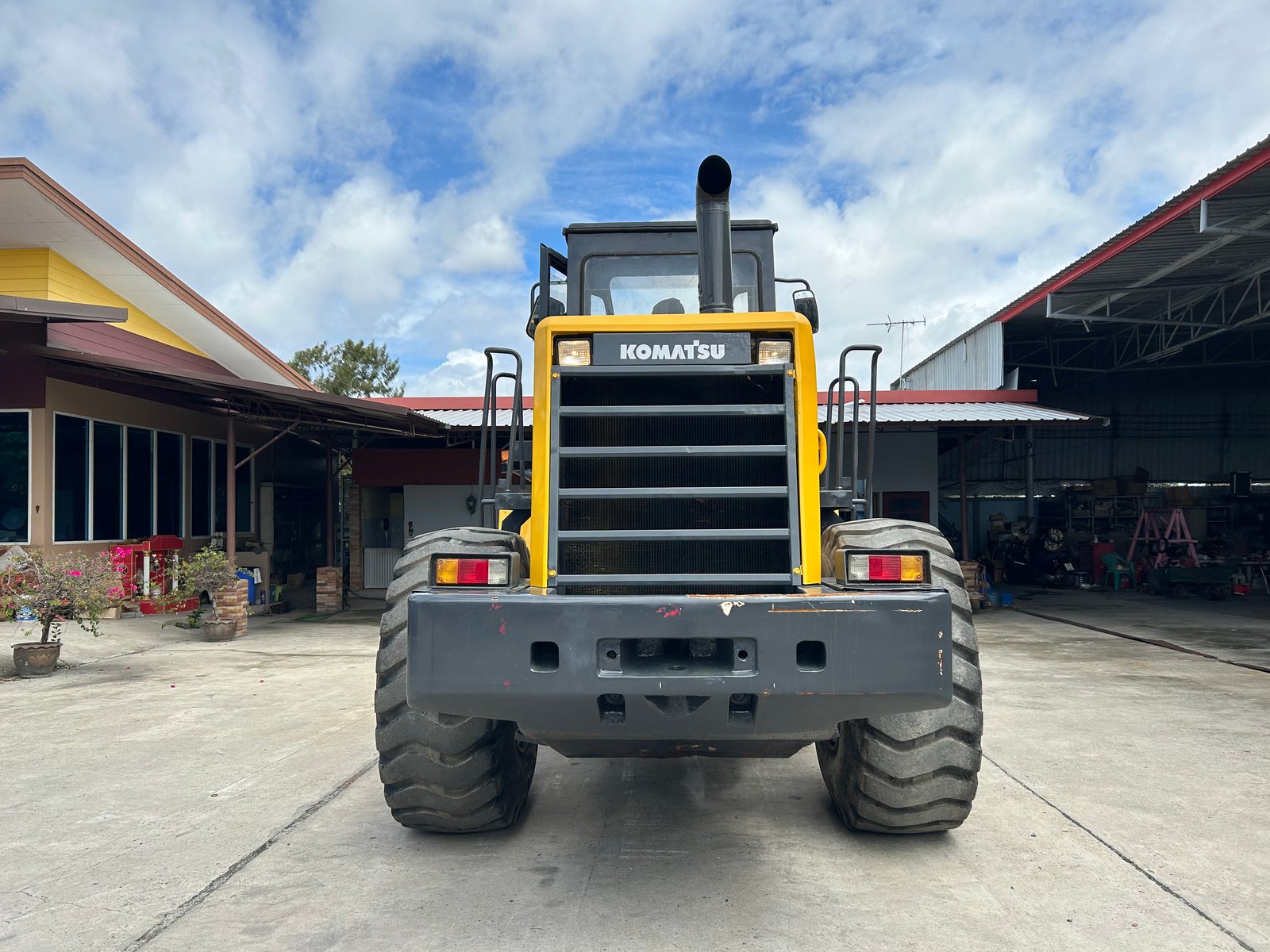 รถตักล้อยาง KOMATSU WA380-3 บุ้งกี๋ 3 คิว ยกสูง 3.9 ม. รถเก่านอกนำเข้า ติดต่อ Line jiraroj2909