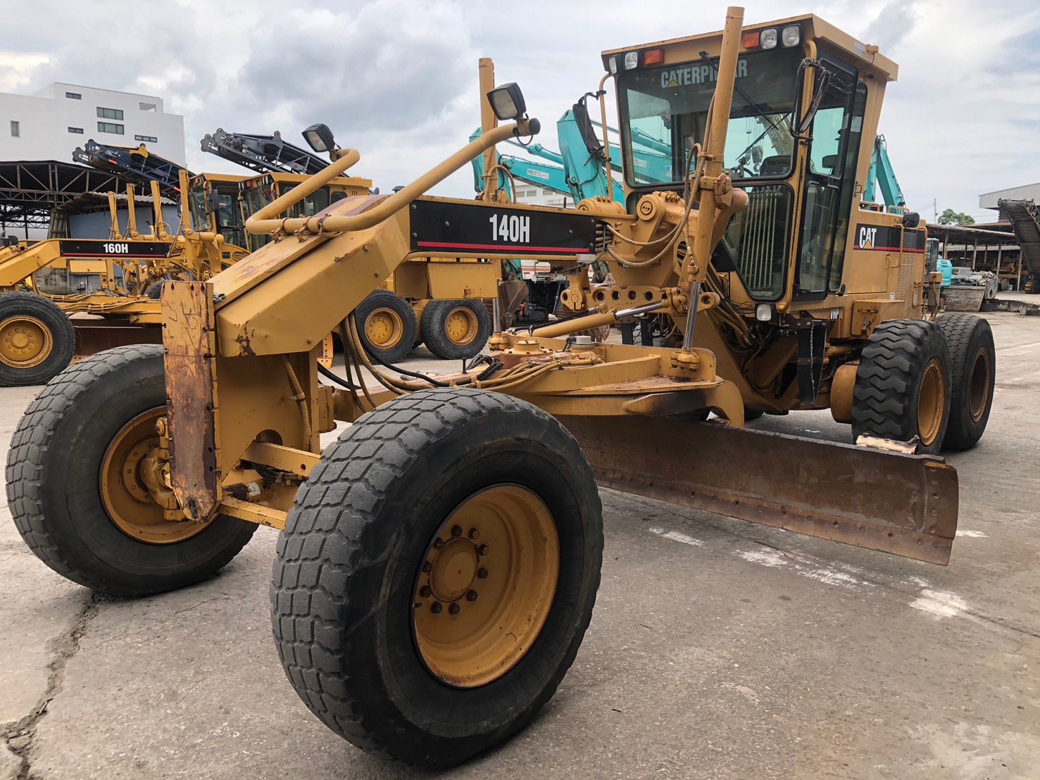 รถเกรด Cat140H-2ZK-XXX85 ซีเรียลสูง