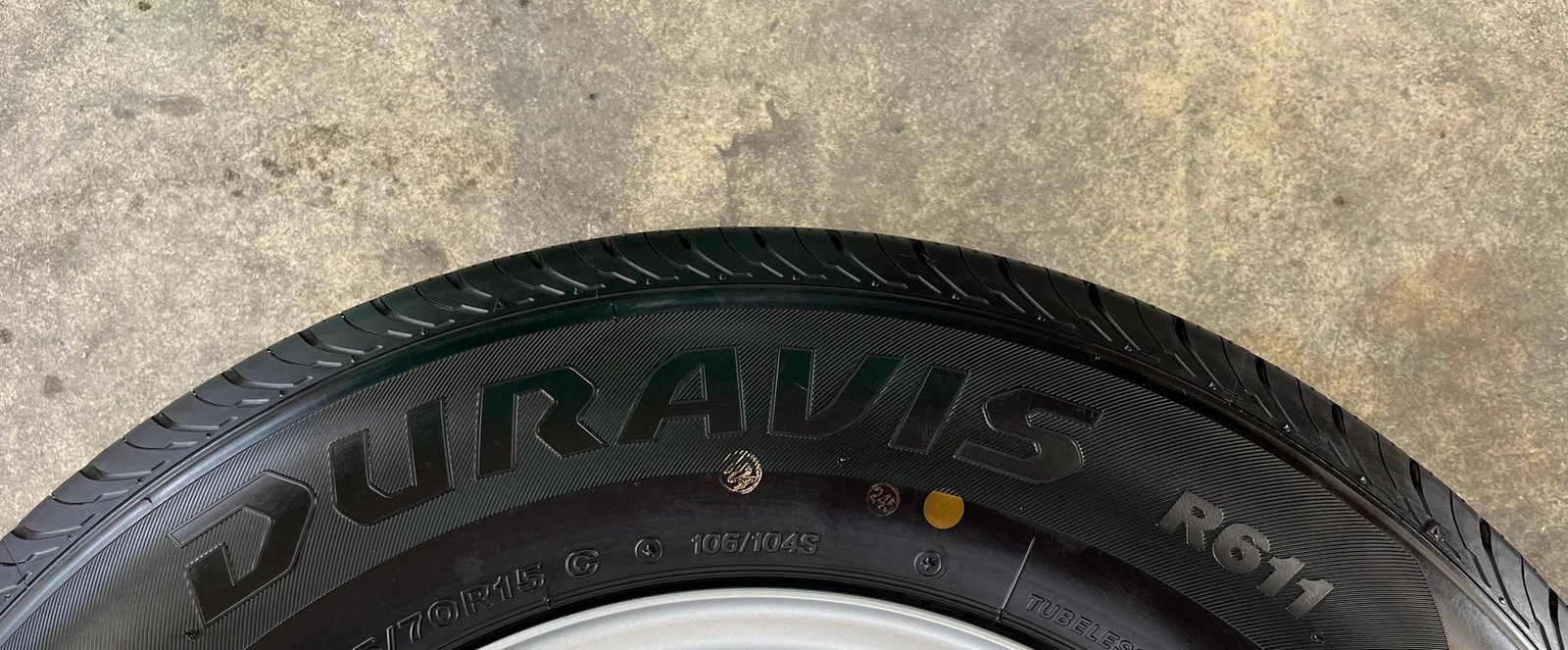 ยางป้ายแดง 215-70-15 Bridgestone ปลายปี 23 สวยกริ๊บ