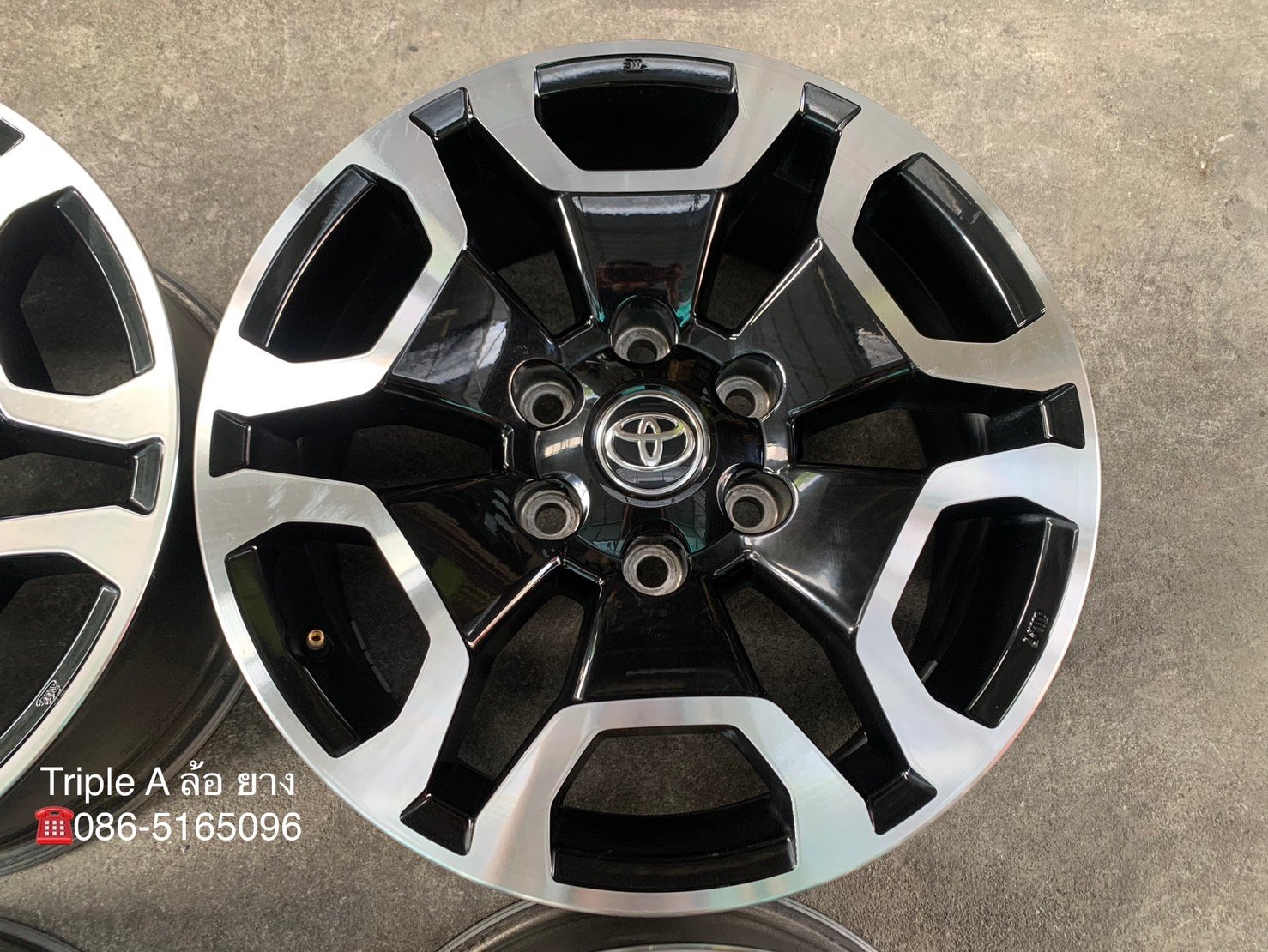 ล้อแม็ก Toyota Revo รุ่นใหม่ล่าสุด ขอบ 18 ดำหน้าเงา ใส่กับ Toyota Fortuner, Revo, Vigo 6รู139 ได้เลย ล้อแม็ก Toyota Revo รุ่นใหม่ล่าสุด ขอบ 18 ดำหน้าเงา ใส่กับ Toyota Fortuner, Revo, Vigo 6รู139 ได้เลย